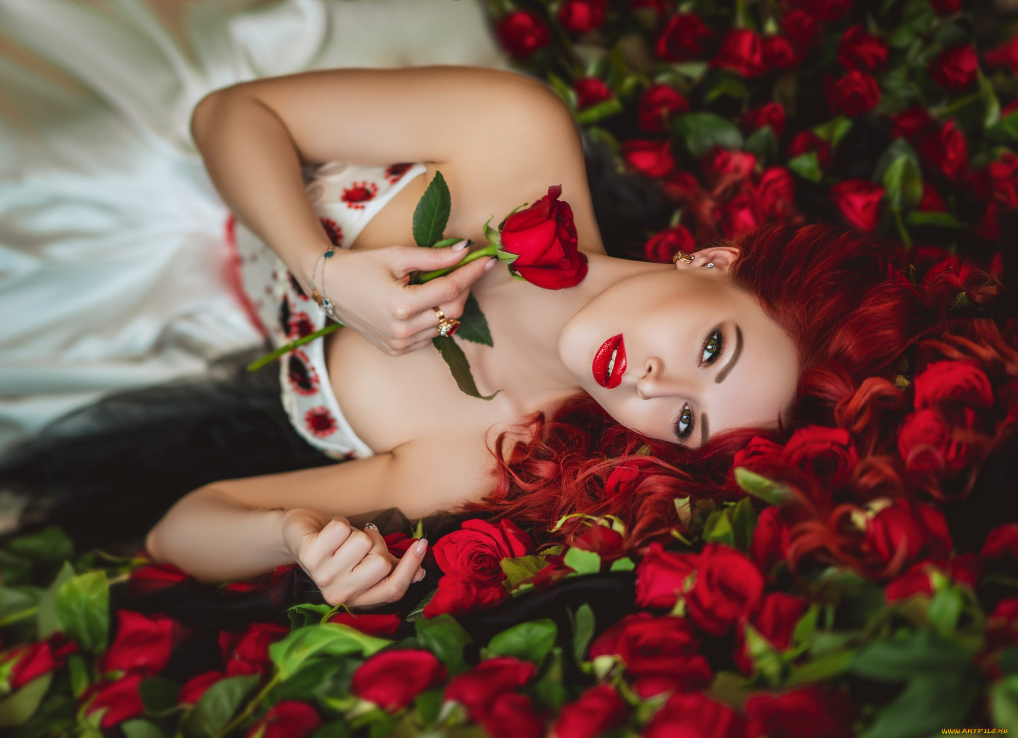 Бестия видео. Рыжая девушка с красными розами. Рыжеволосая девушка в ванной с красным маникюром.